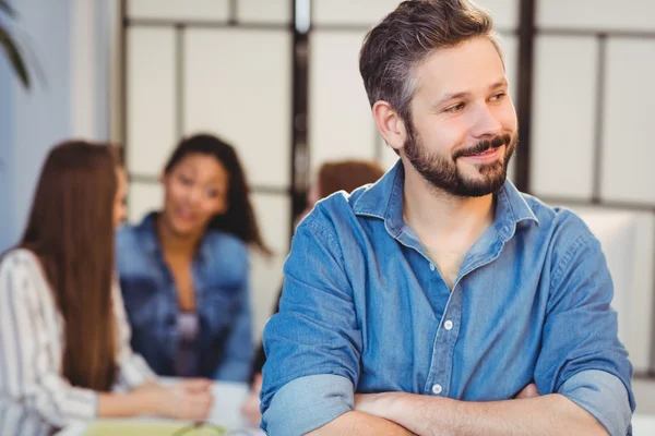 Empresario contra compañeras de trabajo — Foto de Stock