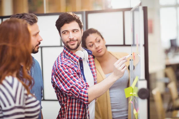 Selbstbewusstes Schreiben auf Whiteboard — Stockfoto