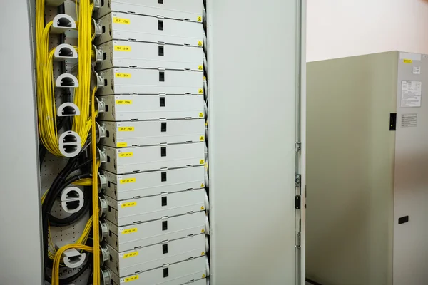 Armário aberto do servidor montado em rack — Fotografia de Stock