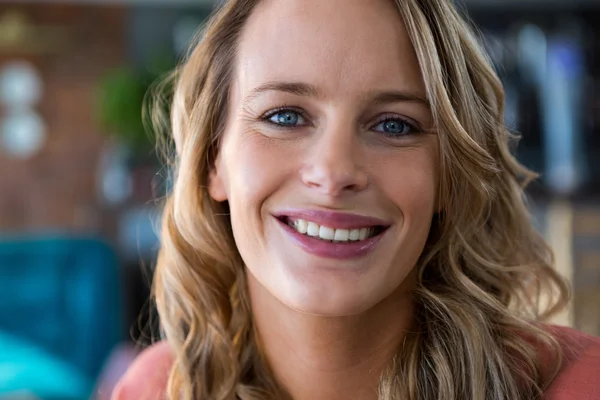 Mulher sorrindo na cafetaria — Fotografia de Stock