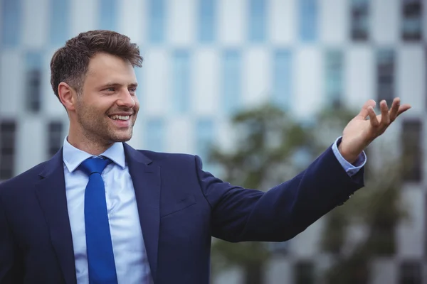 Stilig affärsman leende — Stockfoto