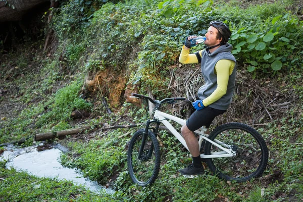Férfi mountain biker ivóvíz — Stock Fotó