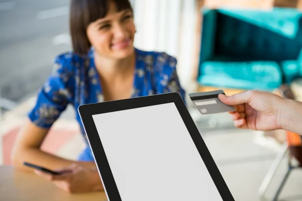 Hand met creditcard vervolgens op Tablet PC — Stockfoto