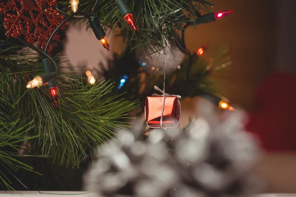 Fairy ljus och liten presentask på julgran — Stockfoto
