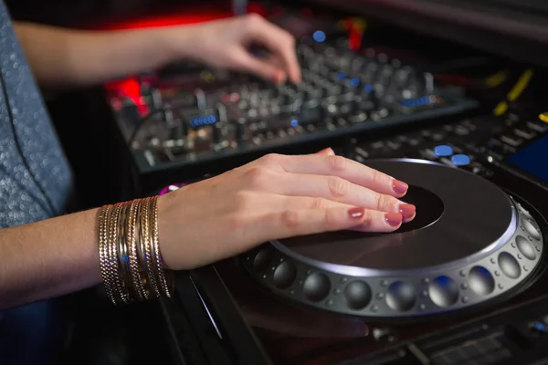 DJ wanita cantik memainkan musik — Stok Foto