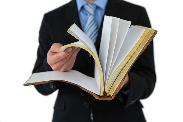 Hombre de negocios hojea las páginas de un libro — Foto de Stock