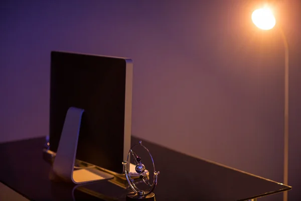 Monitor komputera i oświetlony lampą — Zdjęcie stockowe