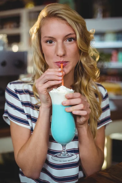 Γυναίκα πόσιμο milkshake με άχυρο — Φωτογραφία Αρχείου