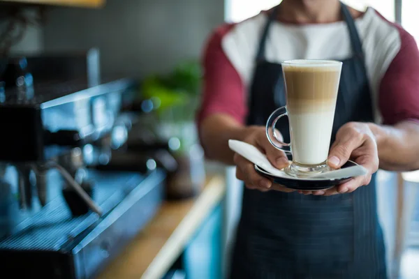 Serveur tenant un café au comptoir dans le café — Photo