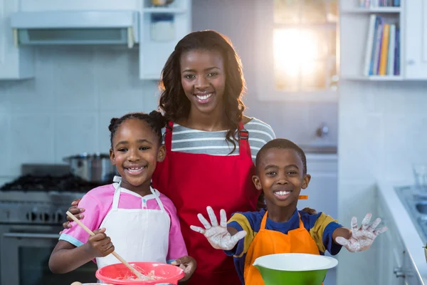 Çocuklar anneleriyle birlikte pasta hazırlanıyor — Stok fotoğraf