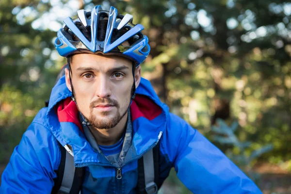 Чоловічий гірський велосипедист у лісі — стокове фото