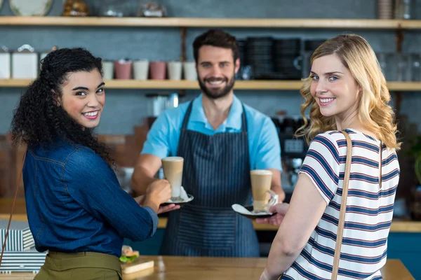 Ober serveren koffie aan klant — Stockfoto