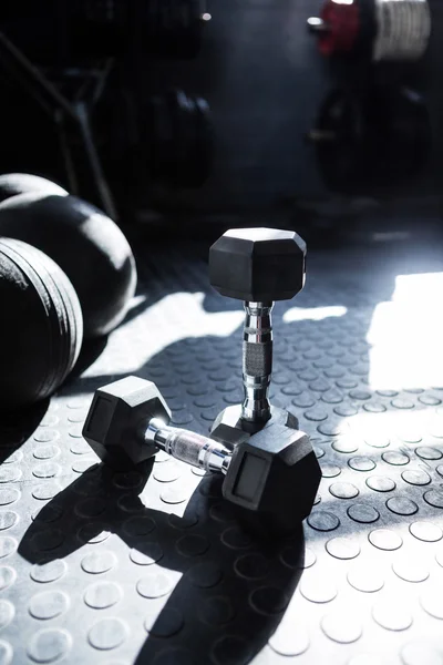 Haltères sur le sol dans la salle de gym — Photo