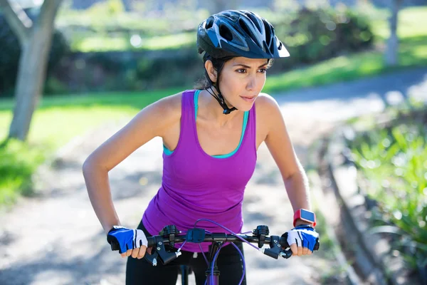 Female cyclist cycling in countryside — Stock Photo, Image