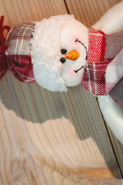 Boneco de neve na mesa de madeira — Fotografia de Stock