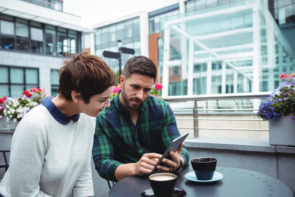 Gente de negocios discusión en tableta — Foto de Stock