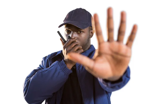 Säker säkerhet talar på walkie talkie — Stockfoto