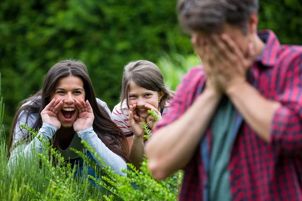 Ouders en dochter spelen in park — Stockfoto