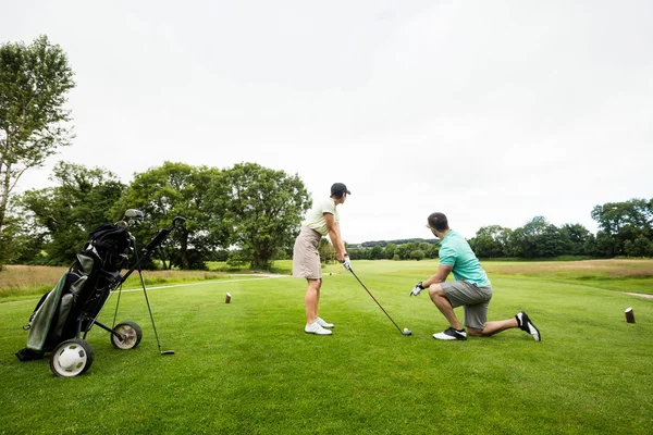 Mannelijke instructeur vrouw helpen bij het leren van de golf — Stockfoto