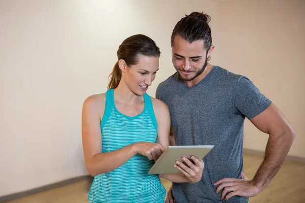 Kobieta wyświetlone tabletu do trenera fitness — Zdjęcie stockowe