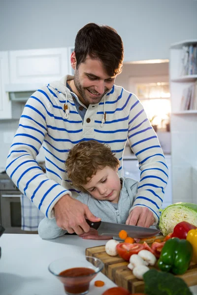 Padre che insegna a suo figlio come tagliare le verdure — Foto Stock