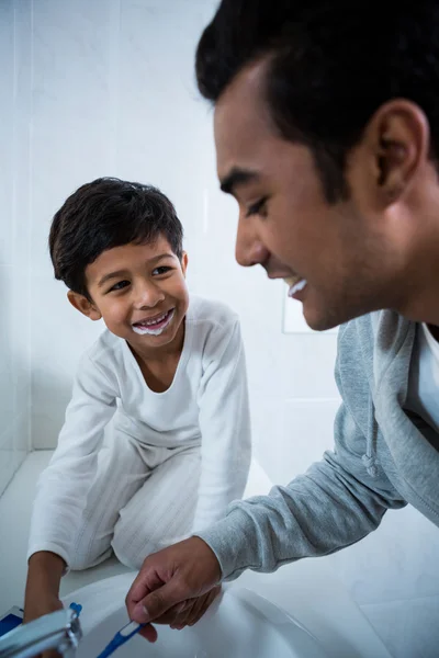 Père et fils se brossant les dents — Photo