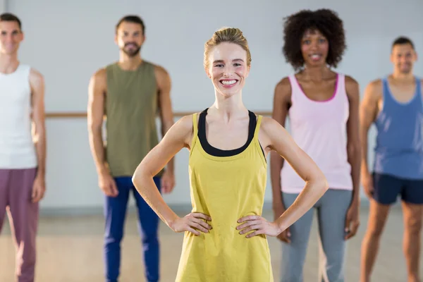 Instructeur en studenten staan in de fitness-studio — Stockfoto