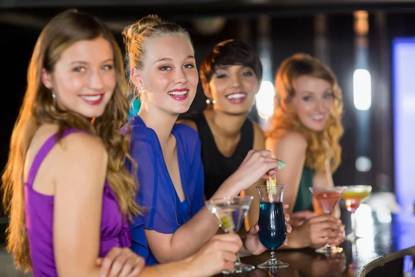 Друзья пьют коктейль в баре — стоковое фото