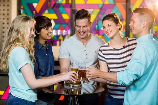 Vrienden roosteren glas bier in de partij — Stockfoto