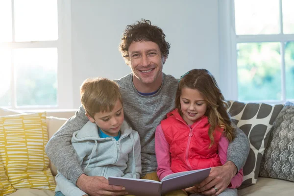 Família lendo um livro — Fotografia de Stock