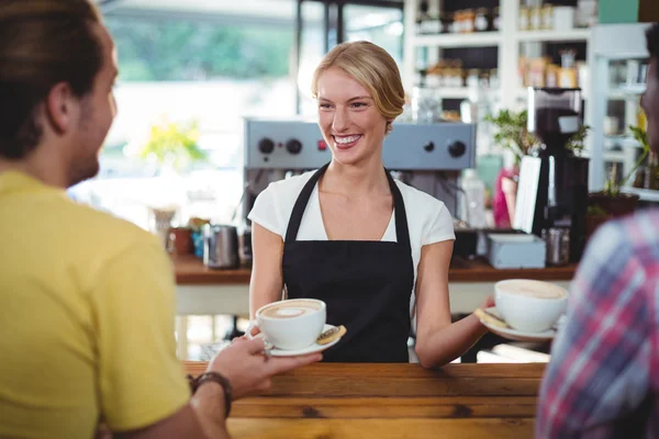 女服务员服务杯咖啡到客户 — 图库照片