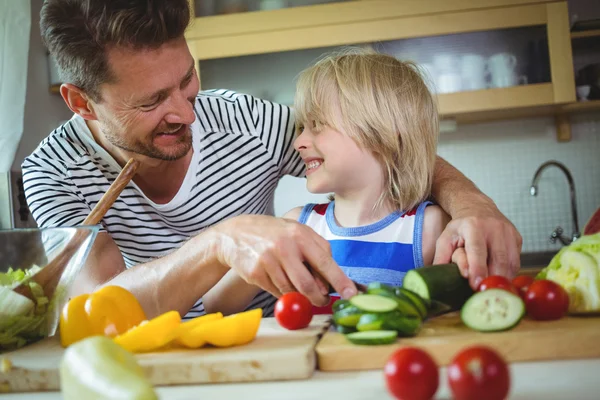 Father and daughter preparing salad — Stock Photo, Image