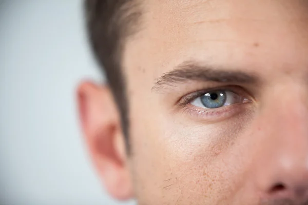 Muž nosit kontaktní čočky — Stock fotografie