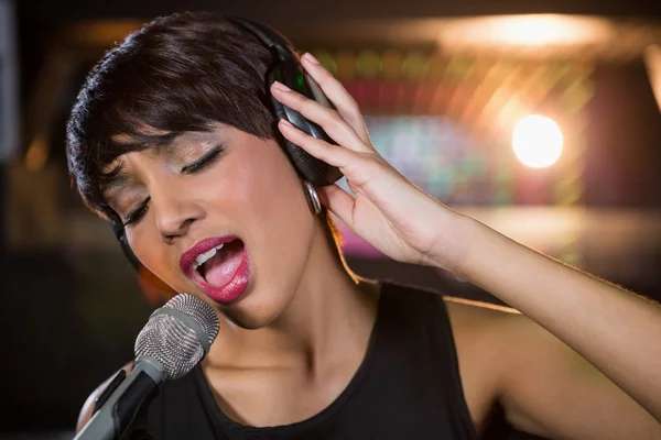 Mujer cantando en el bar — Foto de Stock