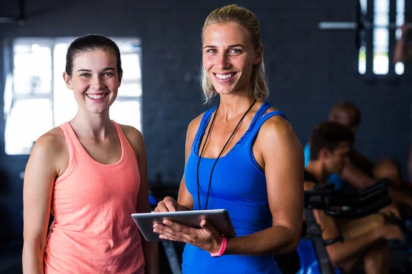 Amici felici con tablet digitale in palestra — Foto Stock