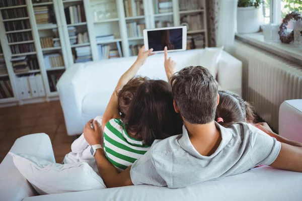Family on sofa and clicking selfie on tablet — Stockfoto
