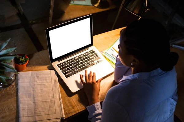 Femme d'affaires travaillant sur ordinateur portable — Photo