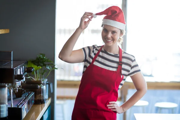 Pincérnő santa kalap állandó kezét a csípő — Stock Fotó