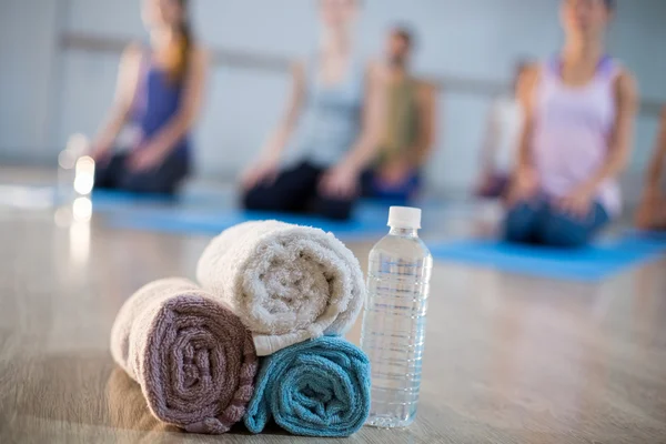 Ręczniki i butelka wody w siłowni — Zdjęcie stockowe
