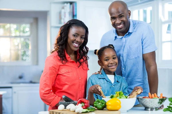 Bereiden van voedsel en gelukkige familie — Stockfoto