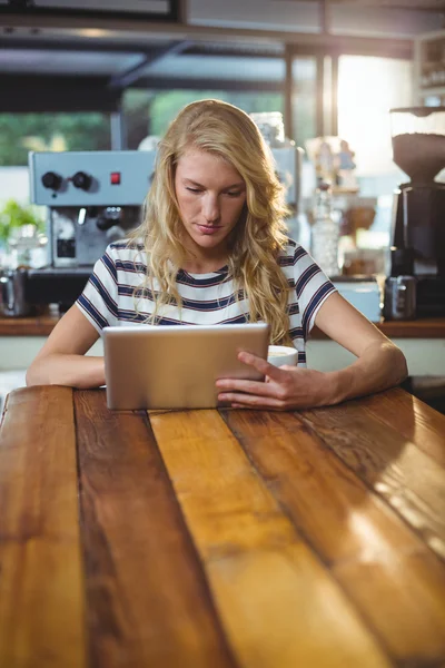 Mujer sentada en la cafetería usando tableta — Foto de Stock