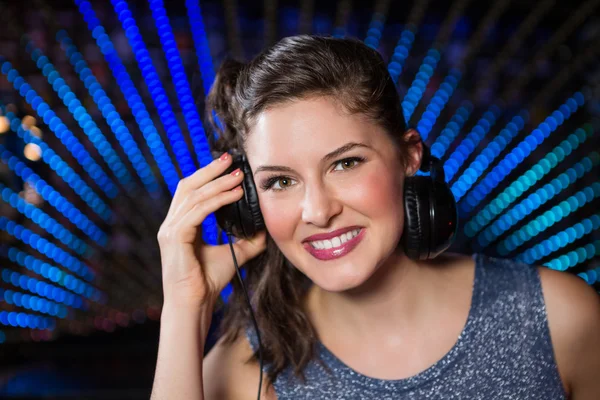 Jolie DJ féminine jouant de la musique — Photo