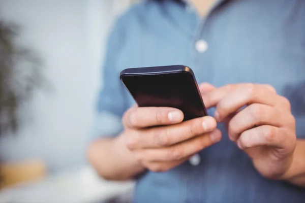 Zakenman texting op mobiel — Stockfoto