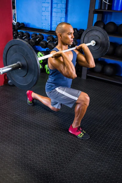 Homem determinado levantando barbell no estúdio de fitness — Fotografia de Stock