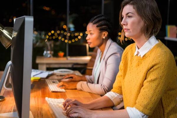 Empresarias que trabajan en la computadora en su escritorio — Foto de Stock