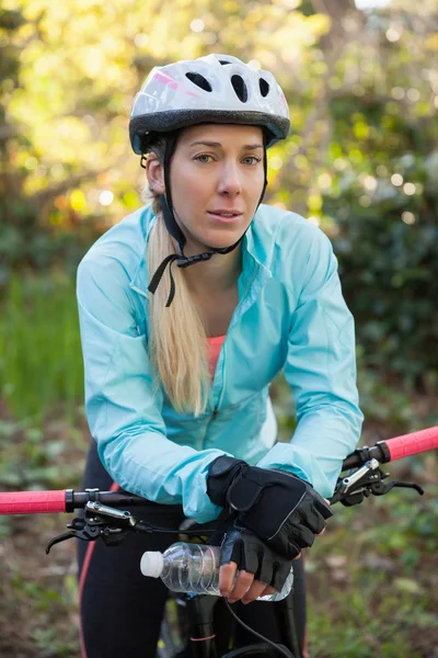 Retrato de mujer ciclista de montaña con bicicleta —  Fotos de Stock