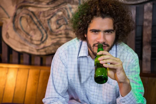 Homme ayant une bouteille de bière dans le bar — Photo