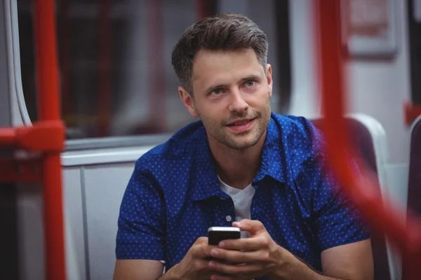 Homem usando telefone celular no trem — Fotografia de Stock