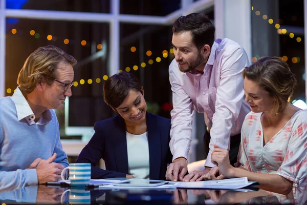 Les gens d'affaires discutent sur les documents — Photo