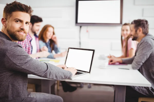 Selbstbewusste Führungskraft mit Laptop — Stockfoto